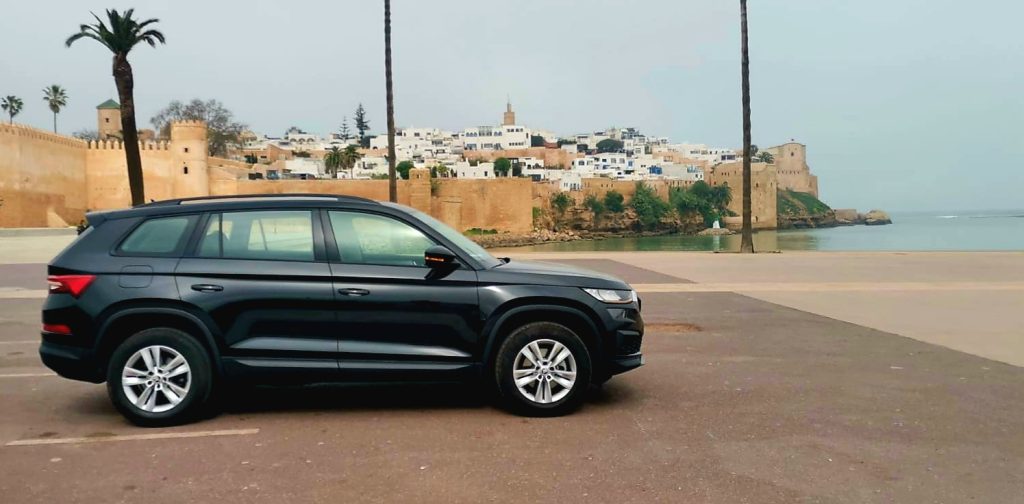 Voiture noire près de la mer