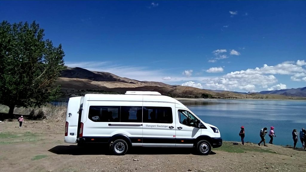 Fourgonnette près d'un lac