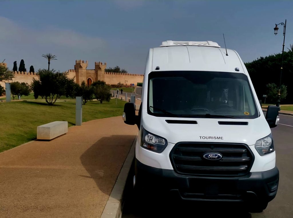 Camion Ford devant un mur