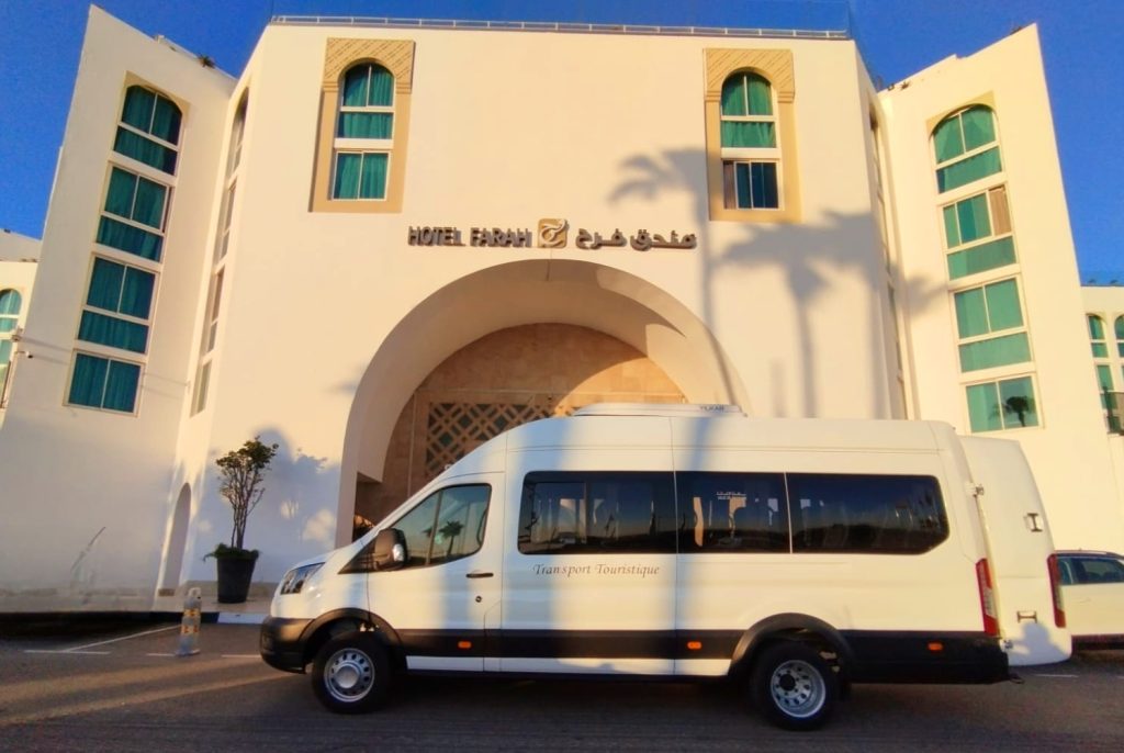 Hôtel Farah et minibus blanc