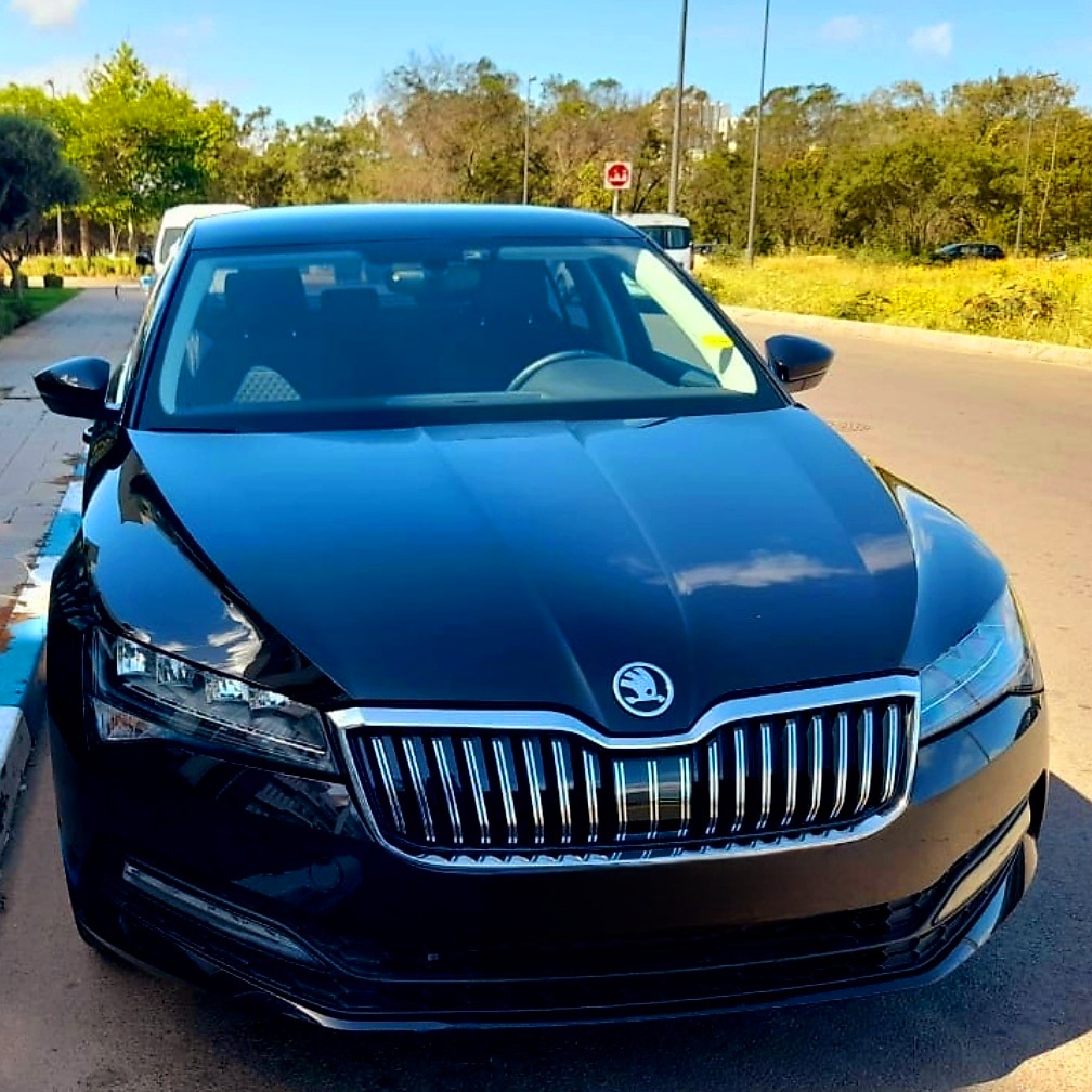 Voiture noire garée sur route