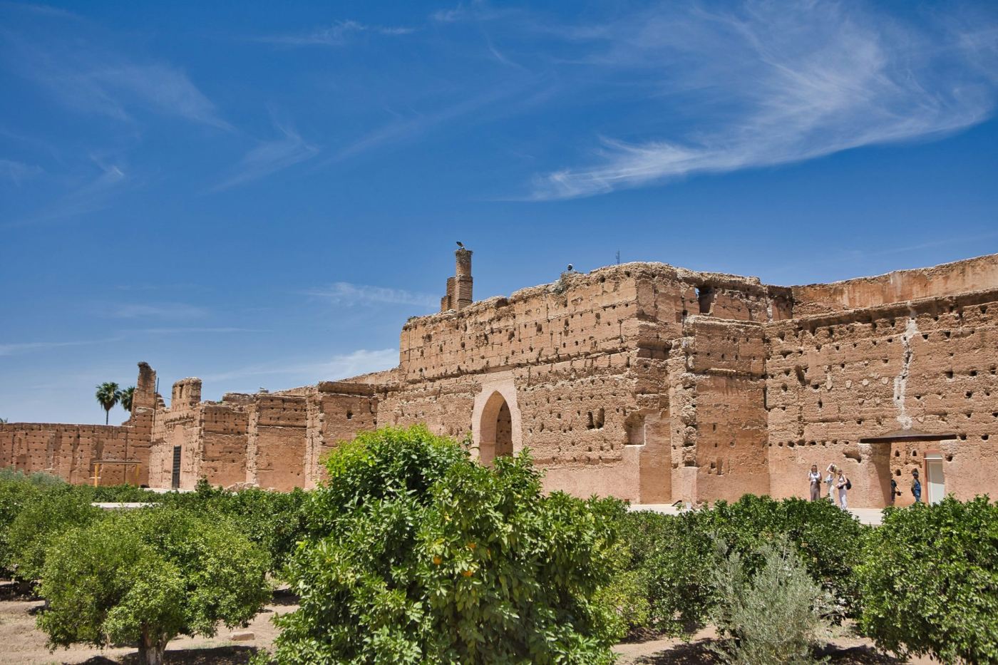 Ruines historiques avec arbres fruitiers