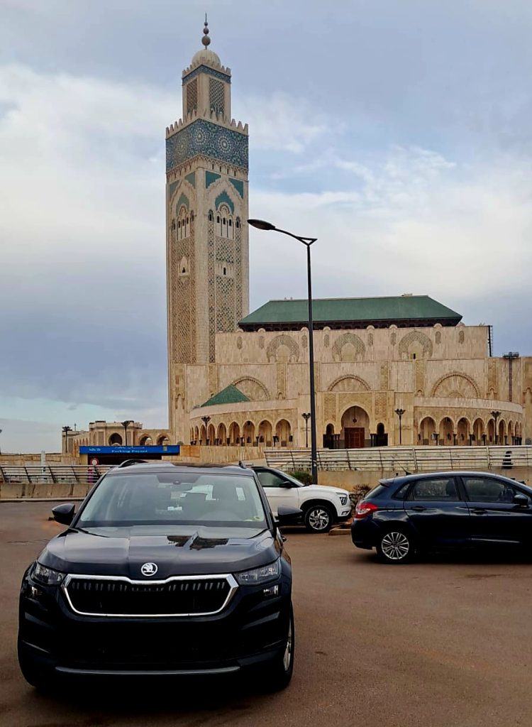 Mosquée avec voitures stationnées