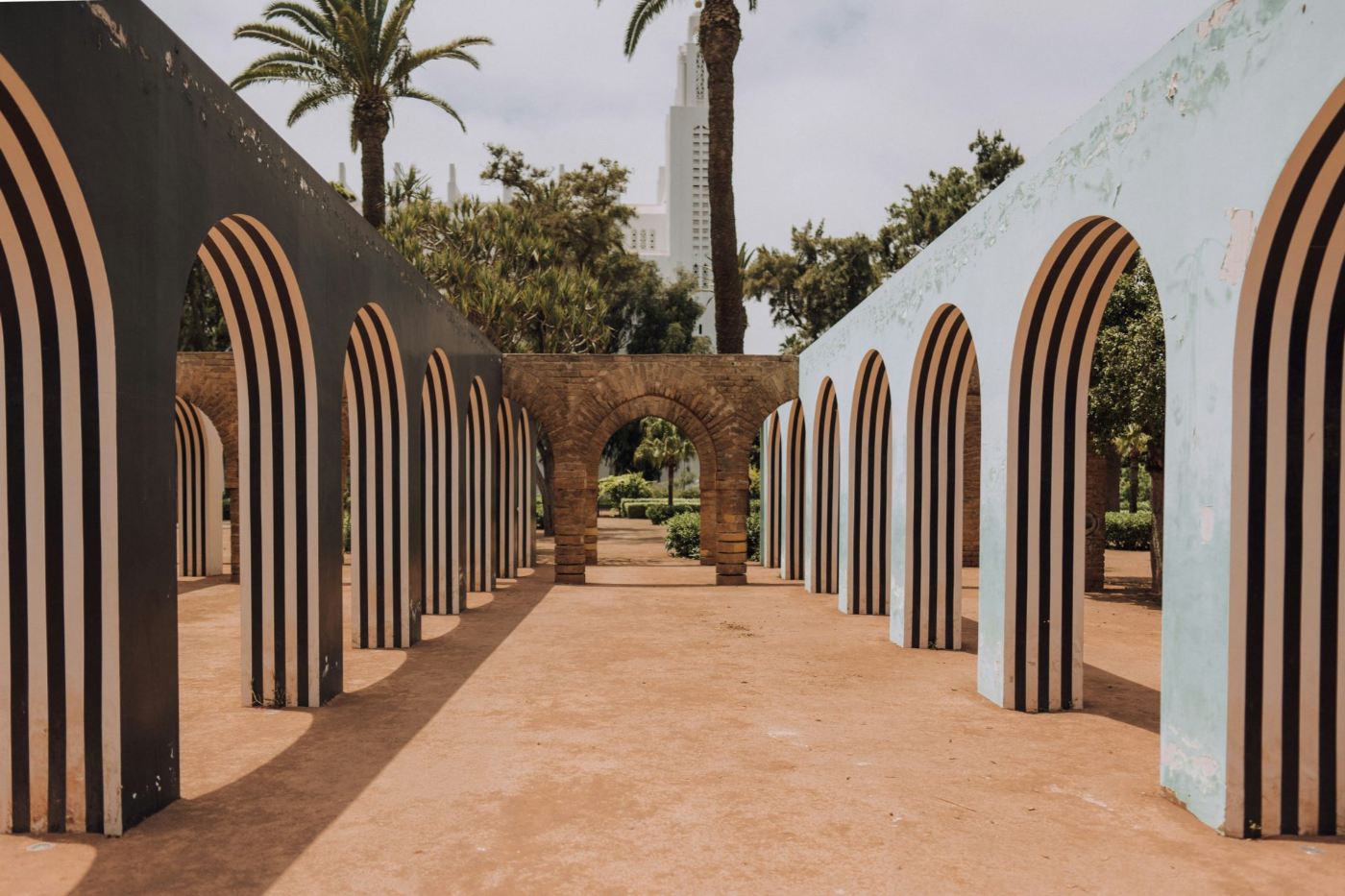 Arches colorées dans un parc